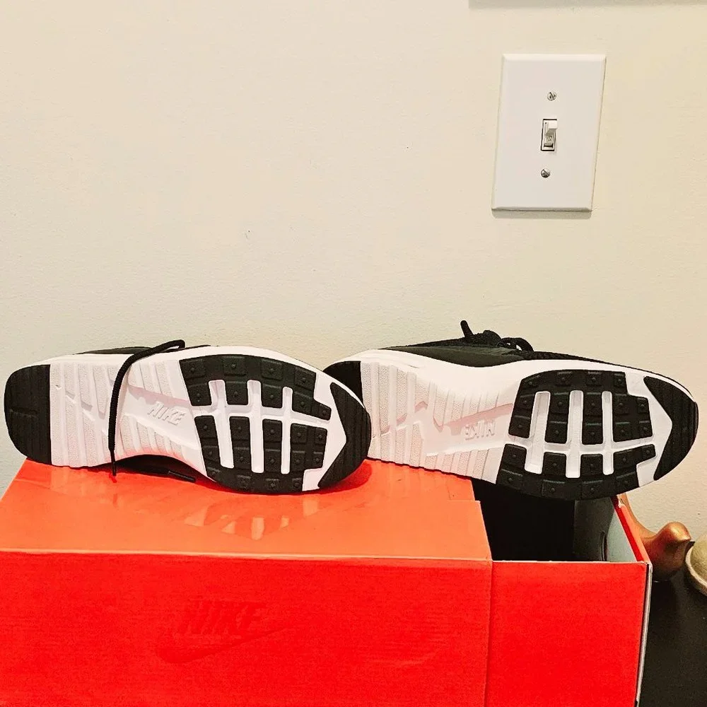 Nike/Sneakers - Picture 2 of 8